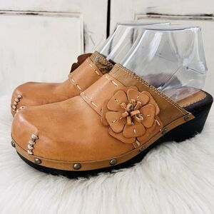 Bongo Allie Light Brown Vegan Leather Flower Detail Slip on Mules Clogs Boho 6.5